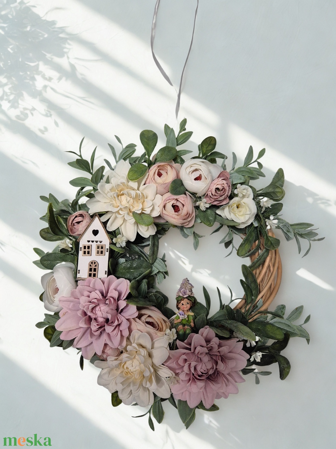 Virágos tavaszi koszorú - tündérrel és házikóval, természetes hatású  - otthon & életmód - dekoráció - ajtó- és ablak dekoráció - ajtódísz & kopogtató - Meska.hu