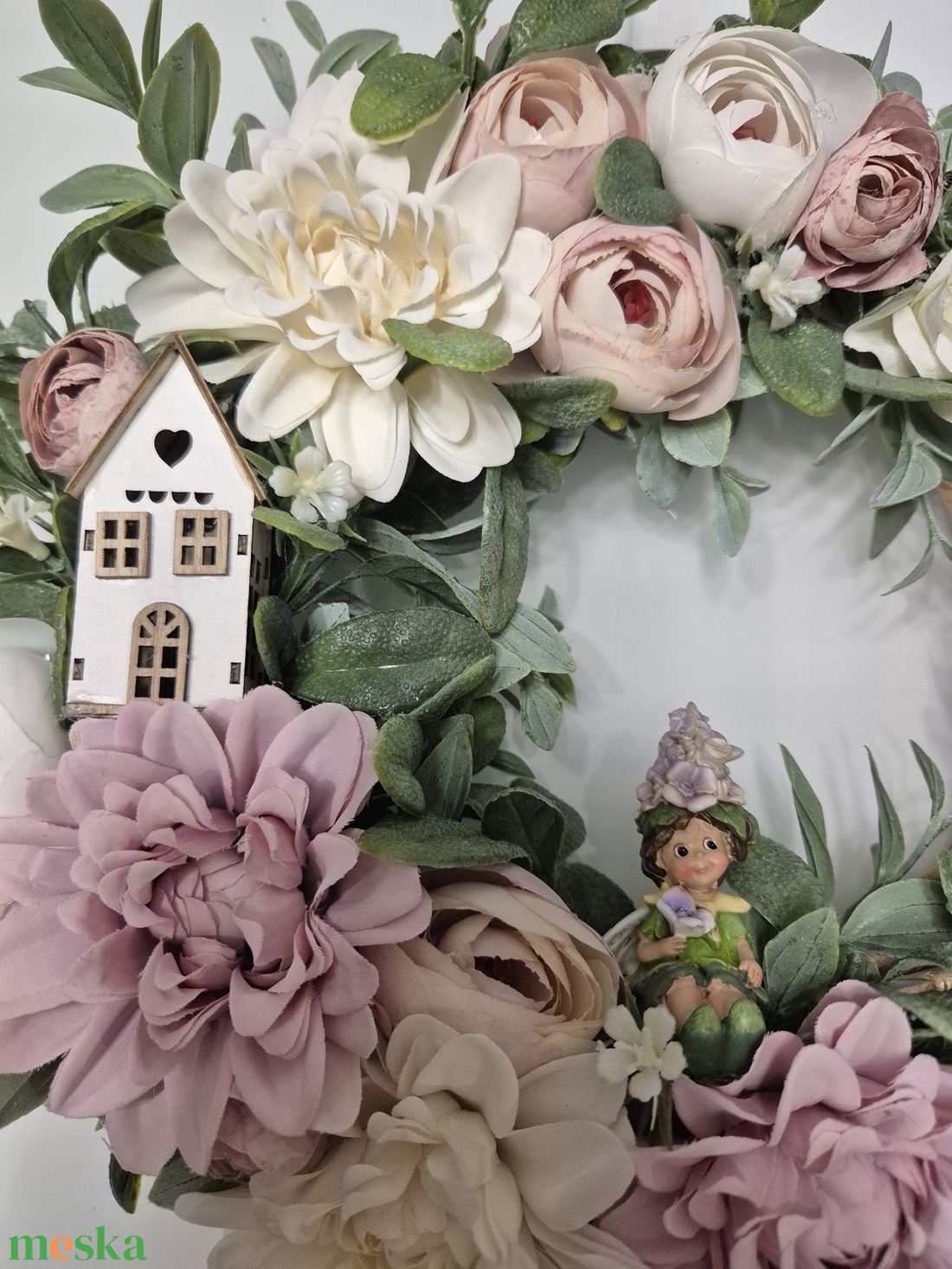 Virágos tavaszi koszorú - tündérrel és házikóval, természetes hatású  - otthon & életmód - dekoráció - ajtó- és ablak dekoráció - ajtódísz & kopogtató - Meska.hu