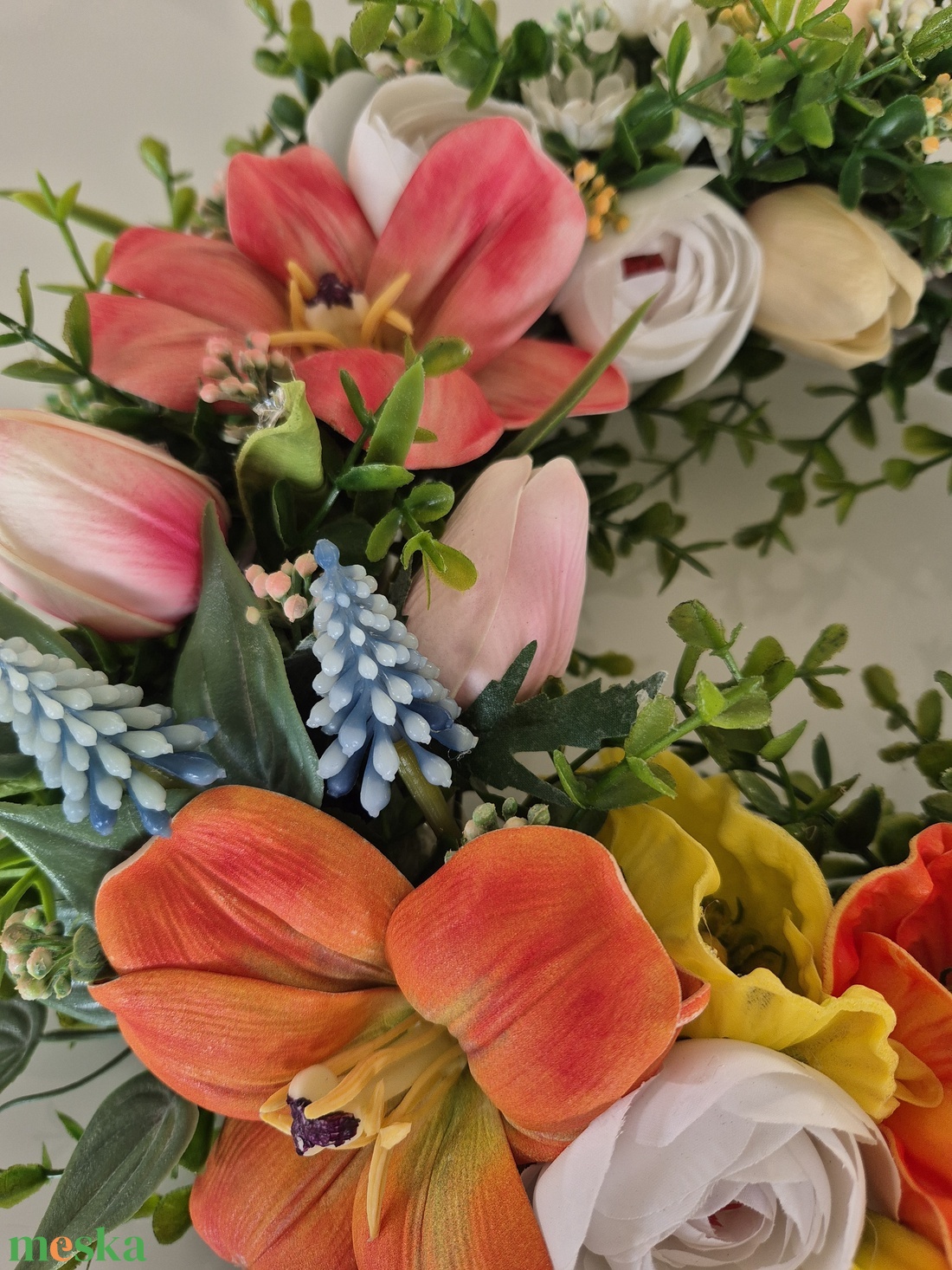 Színes virágos tavaszi koszorú - természetes hatású, élethű virágokkal - otthon & életmód - dekoráció - ajtó- és ablak dekoráció - ajtódísz & kopogtató - Meska.hu