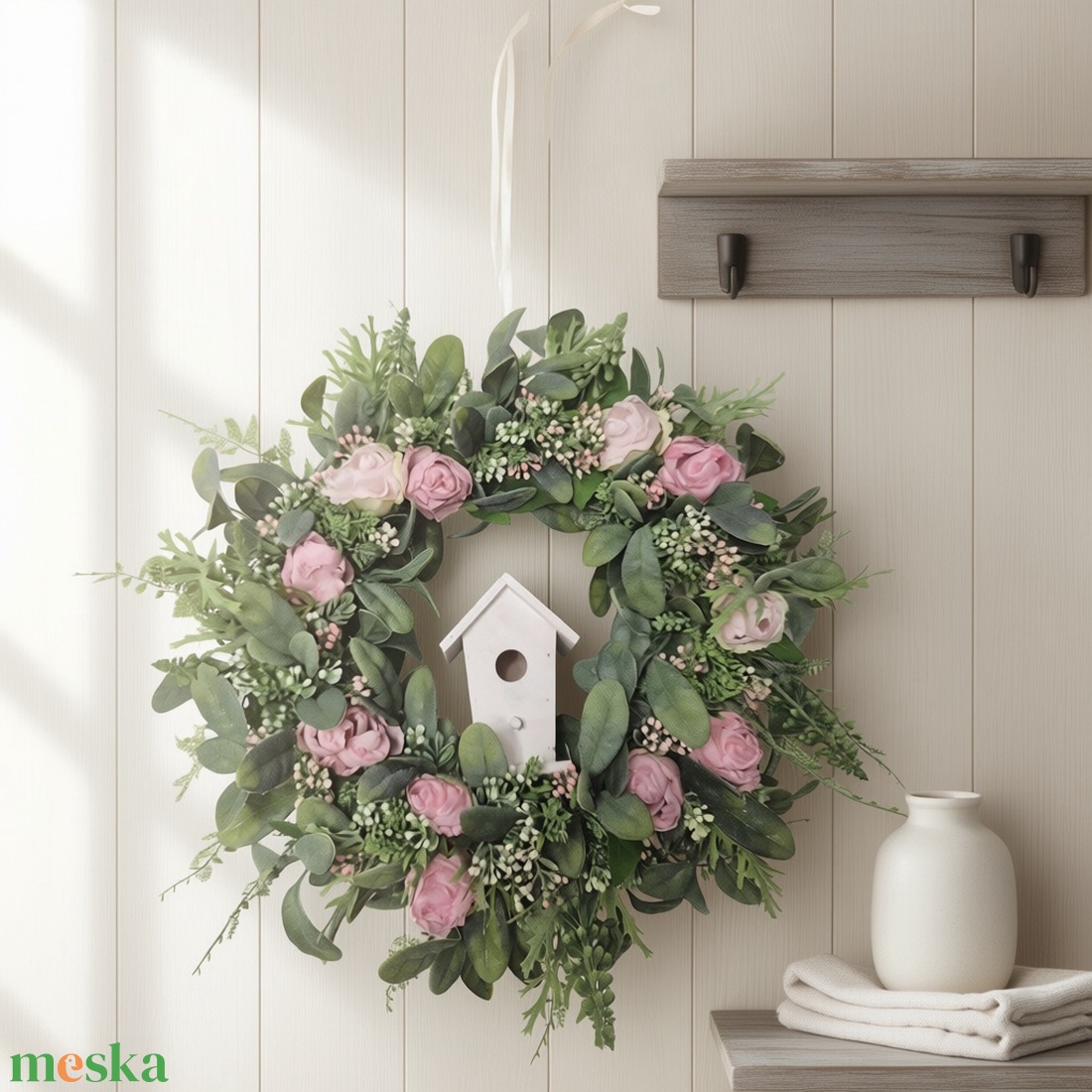 Virágos tavaszi koszorú házikóval- természetes hatású, élethű virágokkal - otthon & életmód - dekoráció - ajtó- és ablak dekoráció - ajtódísz & kopogtató - Meska.hu
