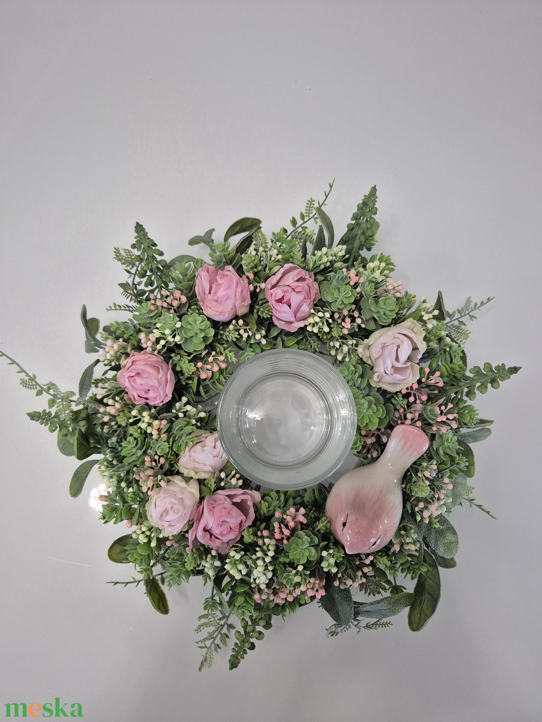 Tavaszi virágos asztaldísz- üveg mécsestartóval, természetes hatású - otthon & életmód - dekoráció - asztal és polc dekoráció - asztaldísz - Meska.hu