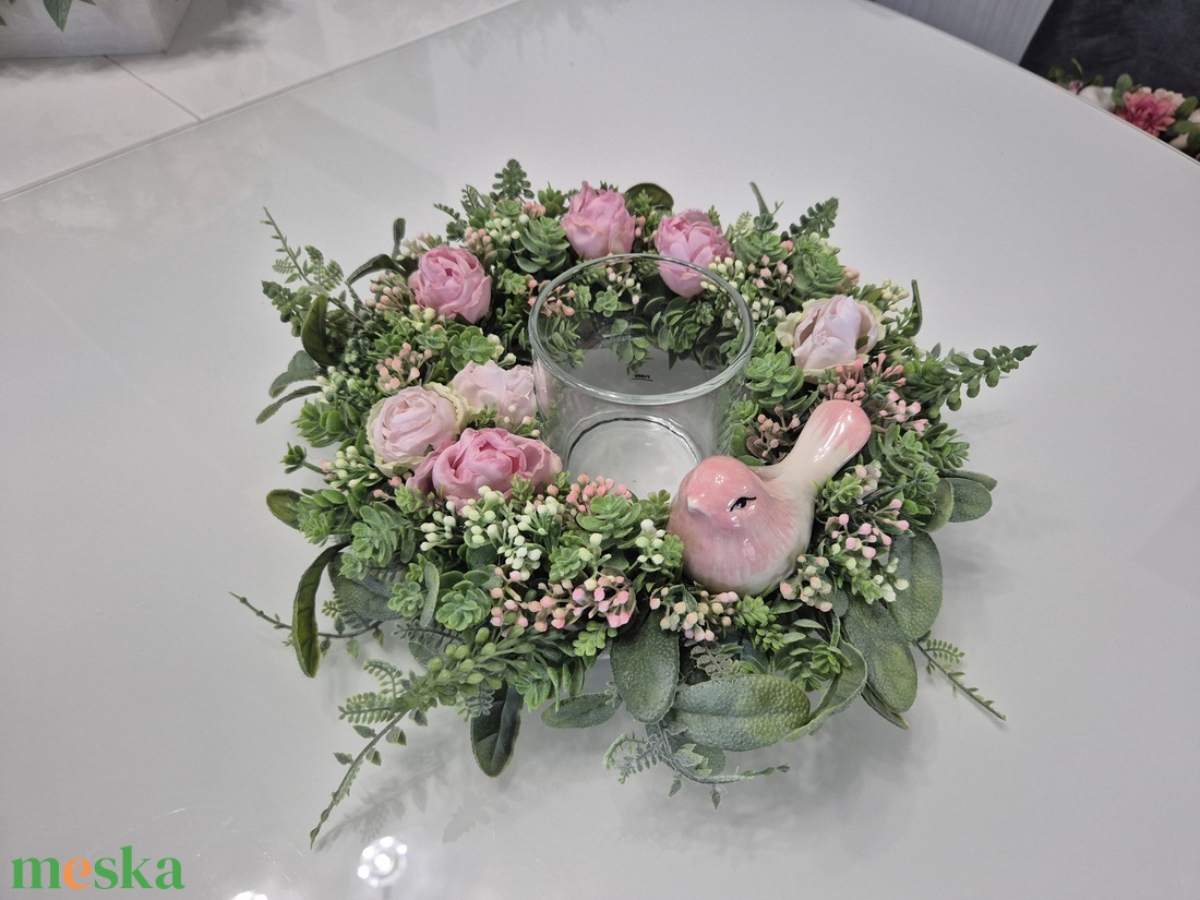 Tavaszi virágos asztaldísz- üveg mécsestartóval, természetes hatású - otthon & életmód - dekoráció - asztal és polc dekoráció - asztaldísz - Meska.hu