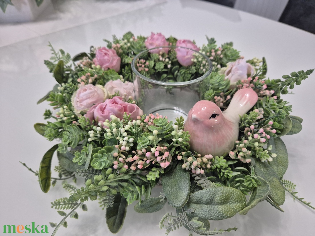 Tavaszi virágos asztaldísz- üveg mécsestartóval, természetes hatású - otthon & életmód - dekoráció - asztal és polc dekoráció - asztaldísz - Meska.hu