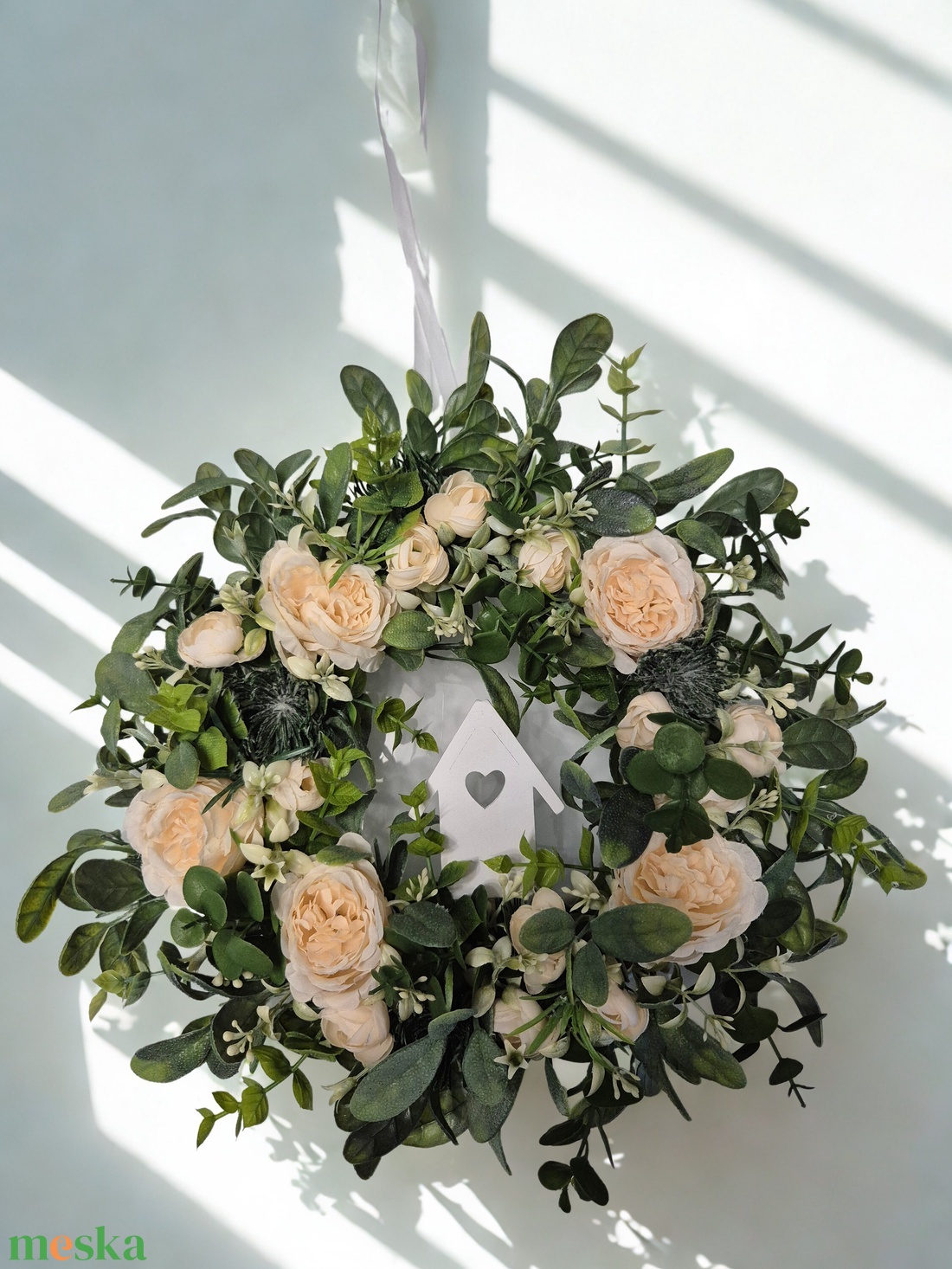 Virágos tavaszi koszorú házikóval- természetes hatású, élethű virágokkal - otthon & életmód - dekoráció - ajtó- és ablak dekoráció - ajtódísz & kopogtató - Meska.hu