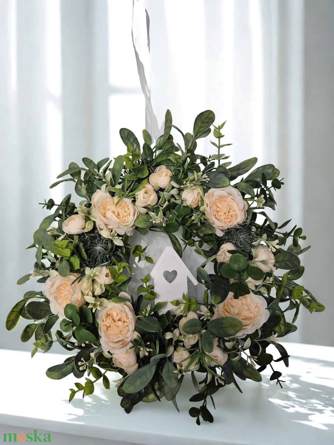 Virágos tavaszi koszorú házikóval- természetes hatású, élethű virágokkal - otthon & életmód - dekoráció - ajtó- és ablak dekoráció - ajtódísz & kopogtató - Meska.hu