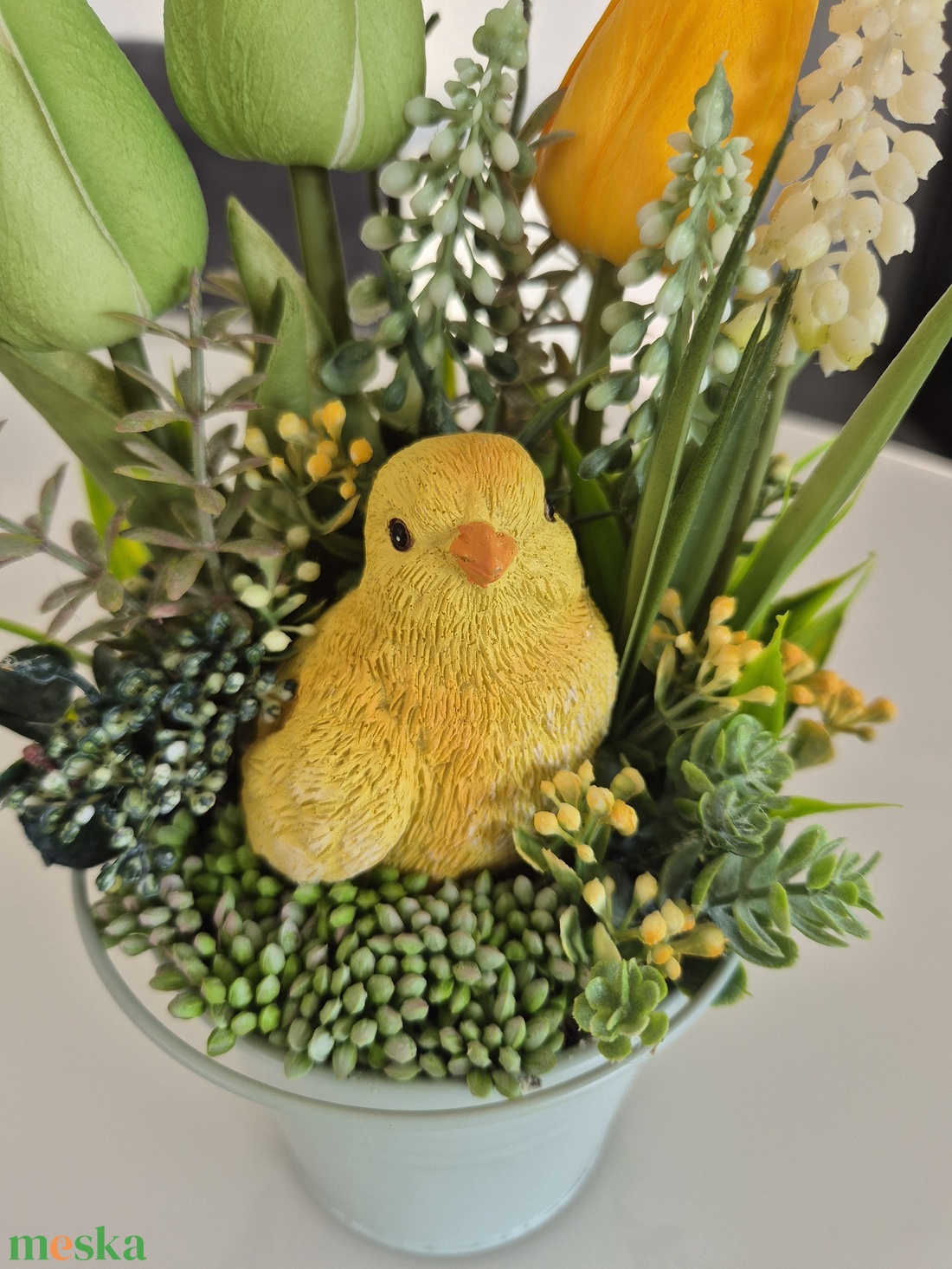 Virágos asztaldísz kiscsibével� elegáns, gondozásmentes dekoráció - ünnepi díszek, dekorációk - húsvéti díszek és dekorációk - húsvéti virágos díszek - Meska.hu