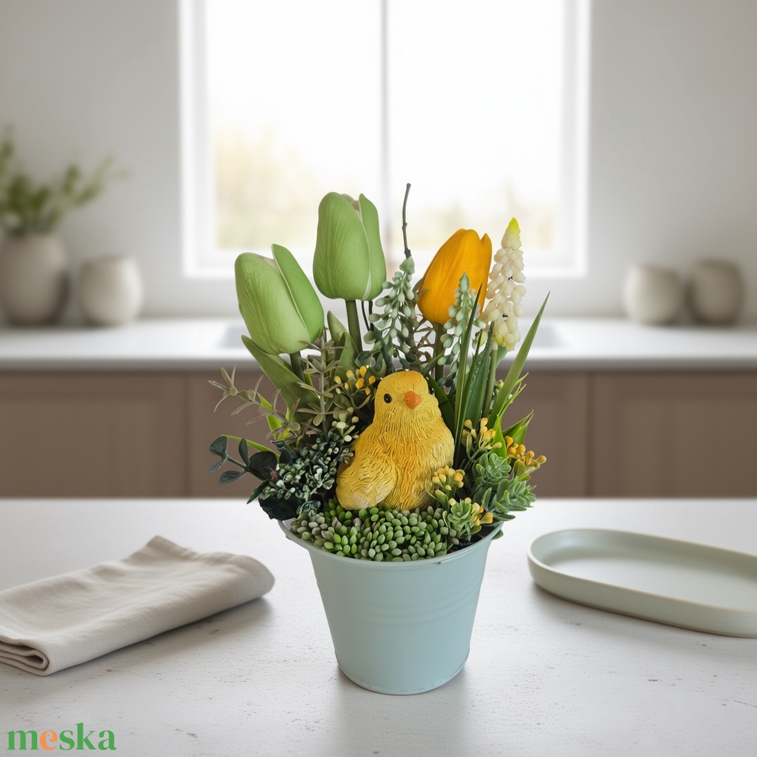 Virágos asztaldísz kiscsibével� elegáns, gondozásmentes dekoráció - ünnepi díszek, dekorációk - húsvéti díszek és dekorációk - húsvéti virágos díszek - Meska.hu