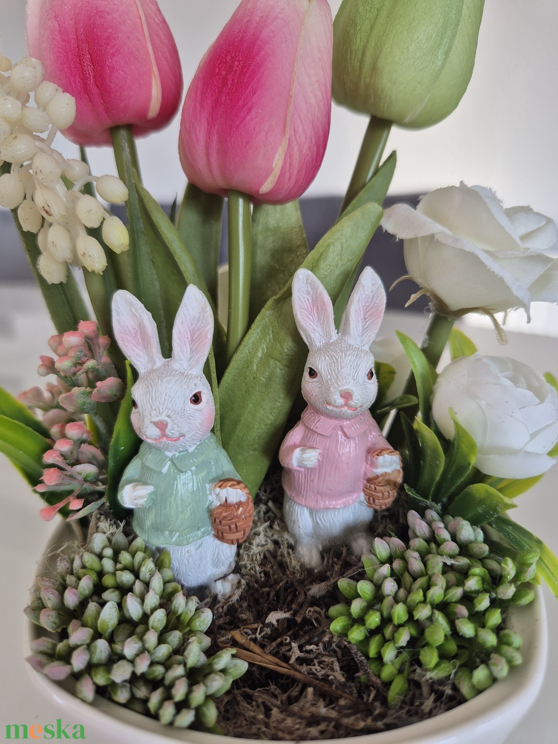 Virágos polcdísz kisnyuszikkal� elegáns, gondozásmentes dekoráció - ünnepi díszek, dekorációk - húsvéti díszek és dekorációk - húsvéti virágos díszek - Meska.hu