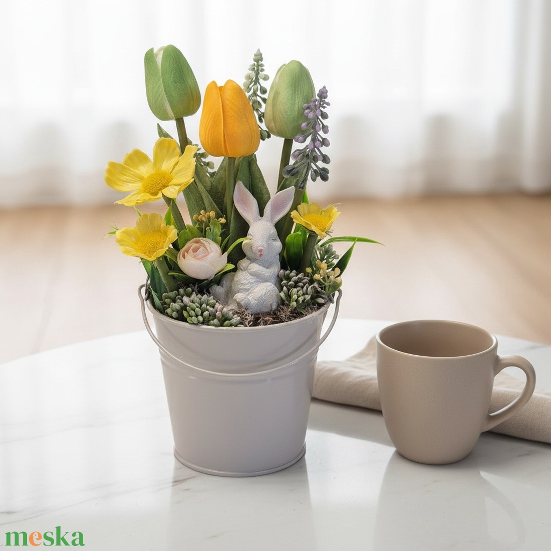Virágos asztaldísz nyuszival� elegáns, gondozásmentes dekoráció - ünnepi díszek, dekorációk - húsvéti díszek és dekorációk - húsvéti virágos díszek - Meska.hu