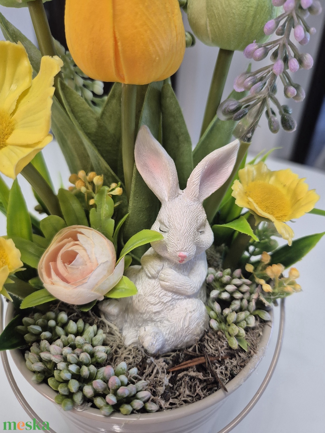 Virágos asztaldísz nyuszival� elegáns, gondozásmentes dekoráció - ünnepi díszek, dekorációk - húsvéti díszek és dekorációk - húsvéti virágos díszek - Meska.hu