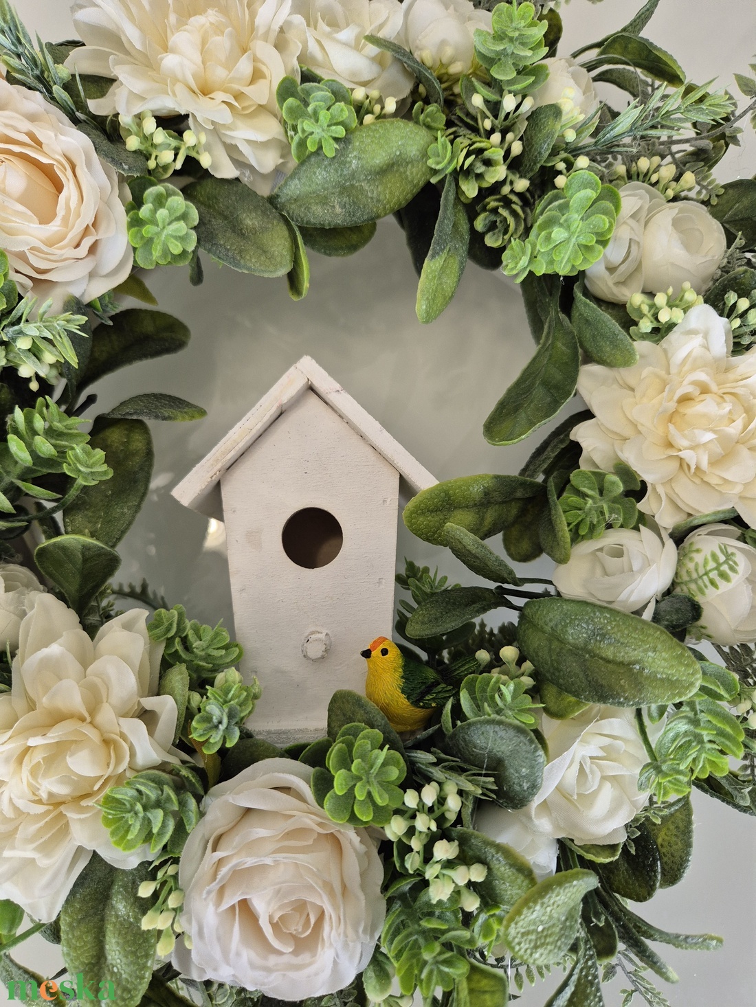 Virágos tavaszi koszorú házikóval- természetes hatású, élethű virágokkal - otthon & életmód - dekoráció - ajtó- és ablak dekoráció - ajtódísz & kopogtató - Meska.hu