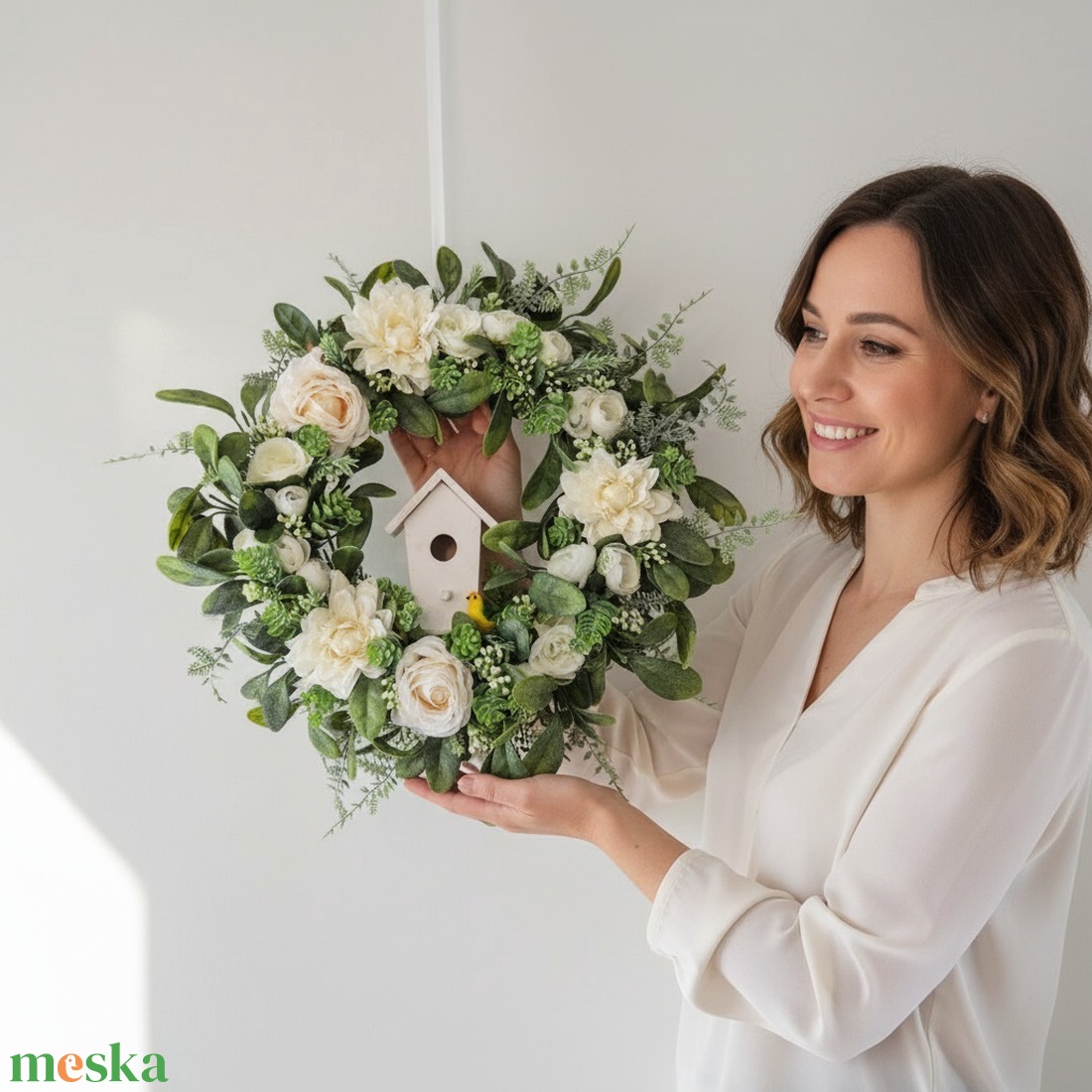 Virágos tavaszi koszorú házikóval- természetes hatású, élethű virágokkal - otthon & életmód - dekoráció - ajtó- és ablak dekoráció - ajtódísz & kopogtató - Meska.hu