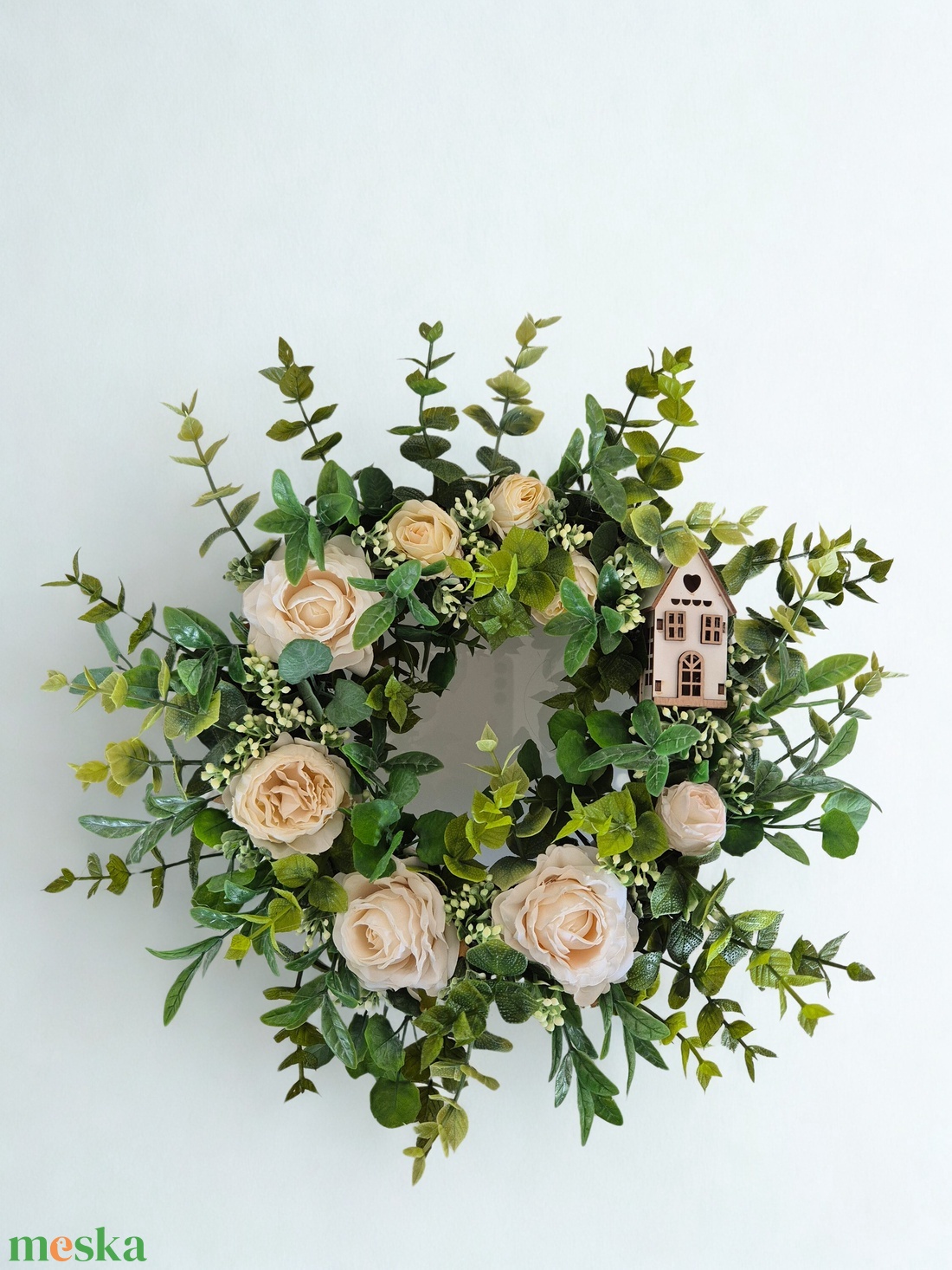 Virágos tavaszi koszorú házikóval- természetes hatású, élethű virágokkal - otthon & életmód - dekoráció - ajtó- és ablak dekoráció - ajtódísz & kopogtató - Meska.hu