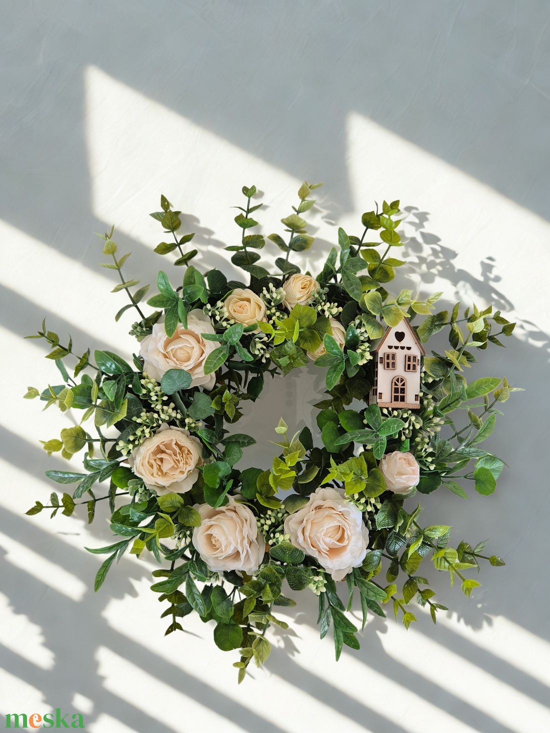 Virágos tavaszi koszorú házikóval- természetes hatású, élethű virágokkal - otthon & életmód - dekoráció - ajtó- és ablak dekoráció - ajtódísz & kopogtató - Meska.hu
