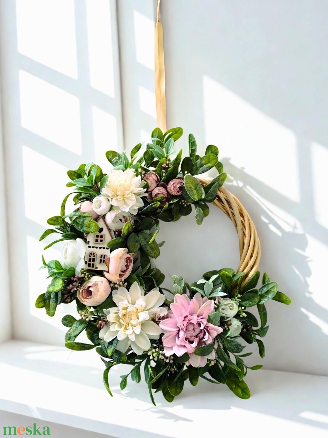 Virágos tavaszi koszorú - házikóval, természetes hatású  - otthon & életmód - dekoráció - ajtó- és ablak dekoráció - ajtódísz & kopogtató - Meska.hu