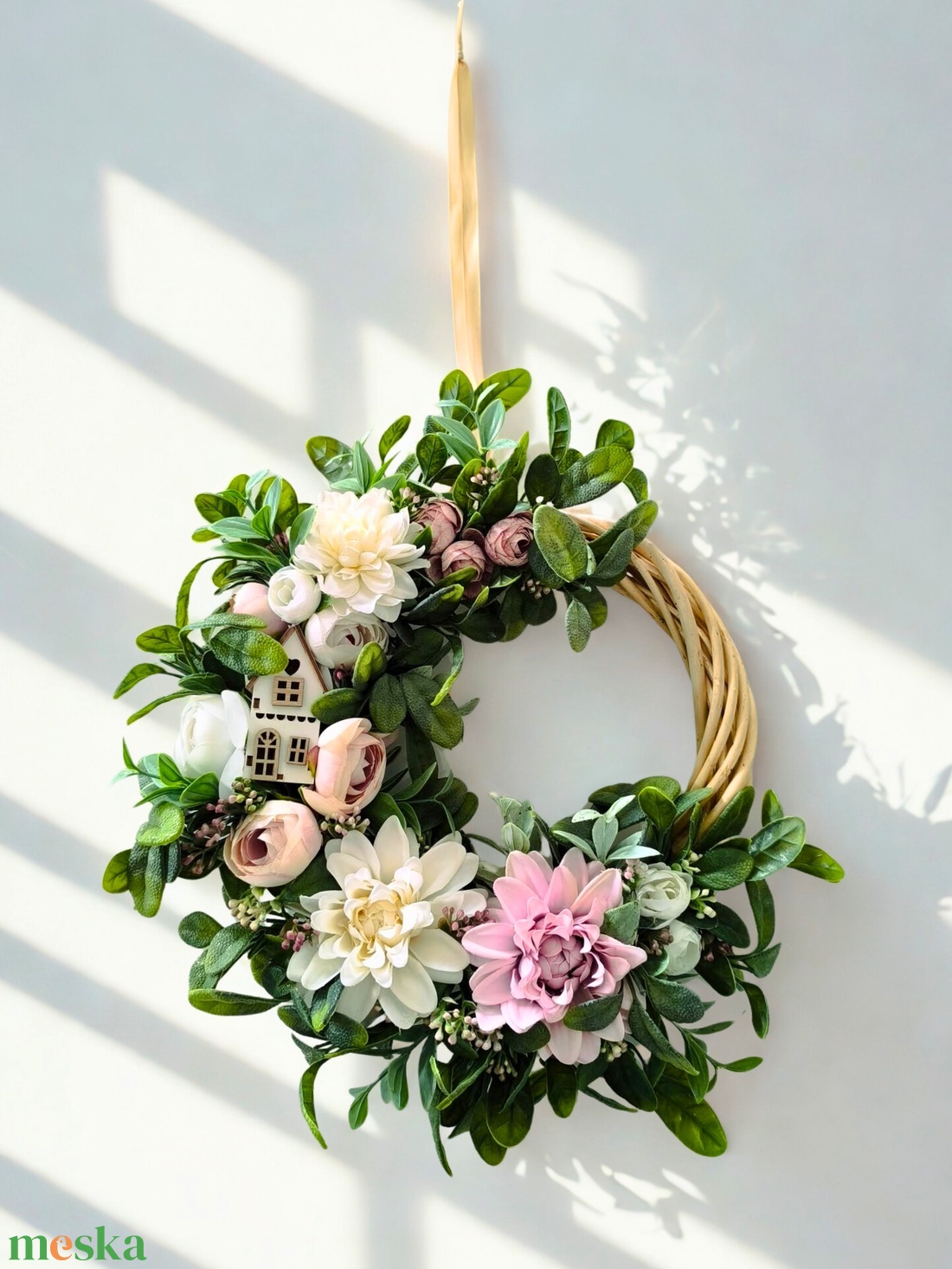 Virágos tavaszi koszorú - házikóval, természetes hatású  - otthon & életmód - dekoráció - ajtó- és ablak dekoráció - ajtódísz & kopogtató - Meska.hu