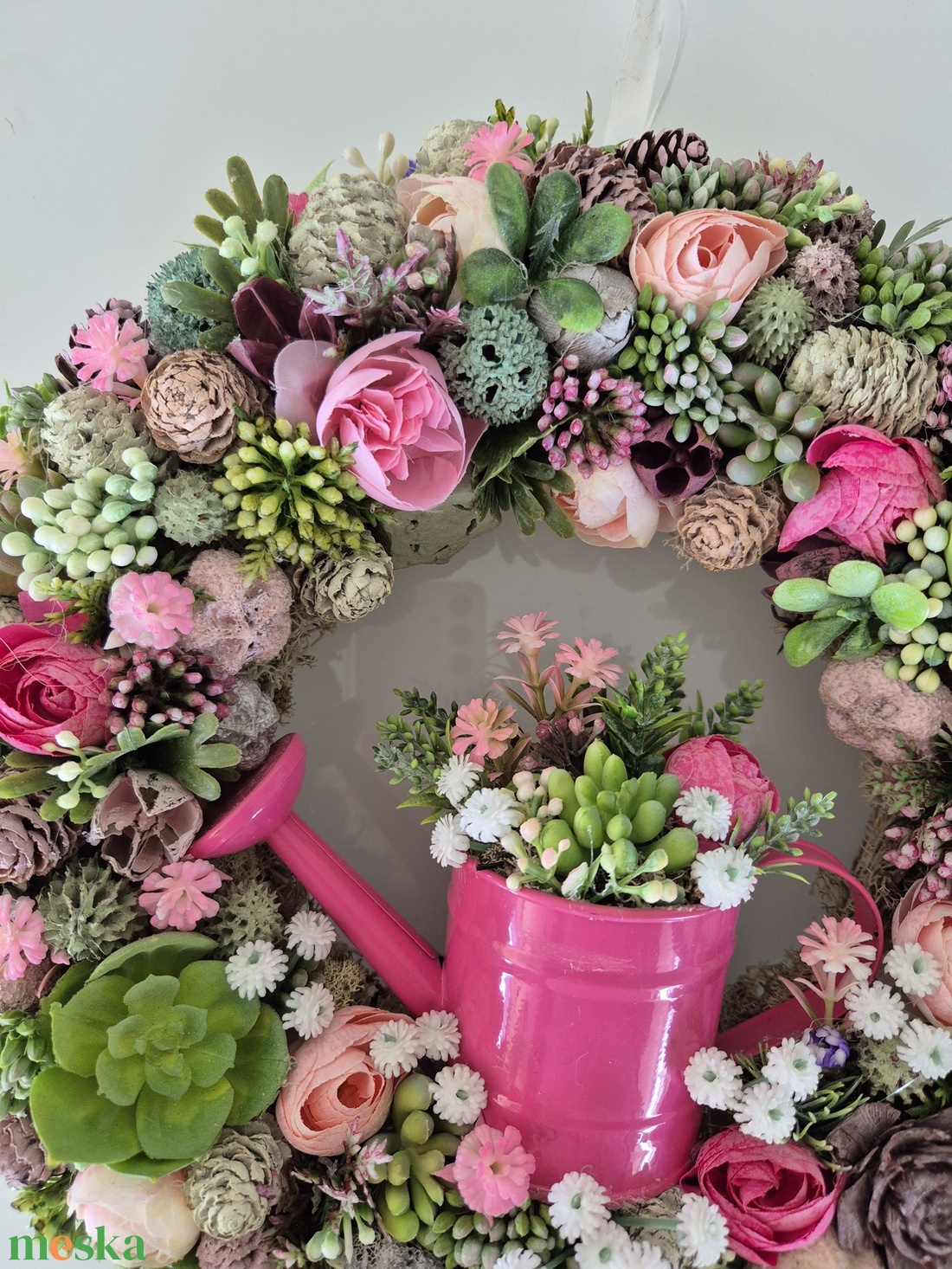 Virágos kézműves koszorú kannával - természetes hatású, élethű ajtódísz - otthon & életmód - dekoráció - ajtó- és ablak dekoráció - ajtódísz & kopogtató - Meska.hu