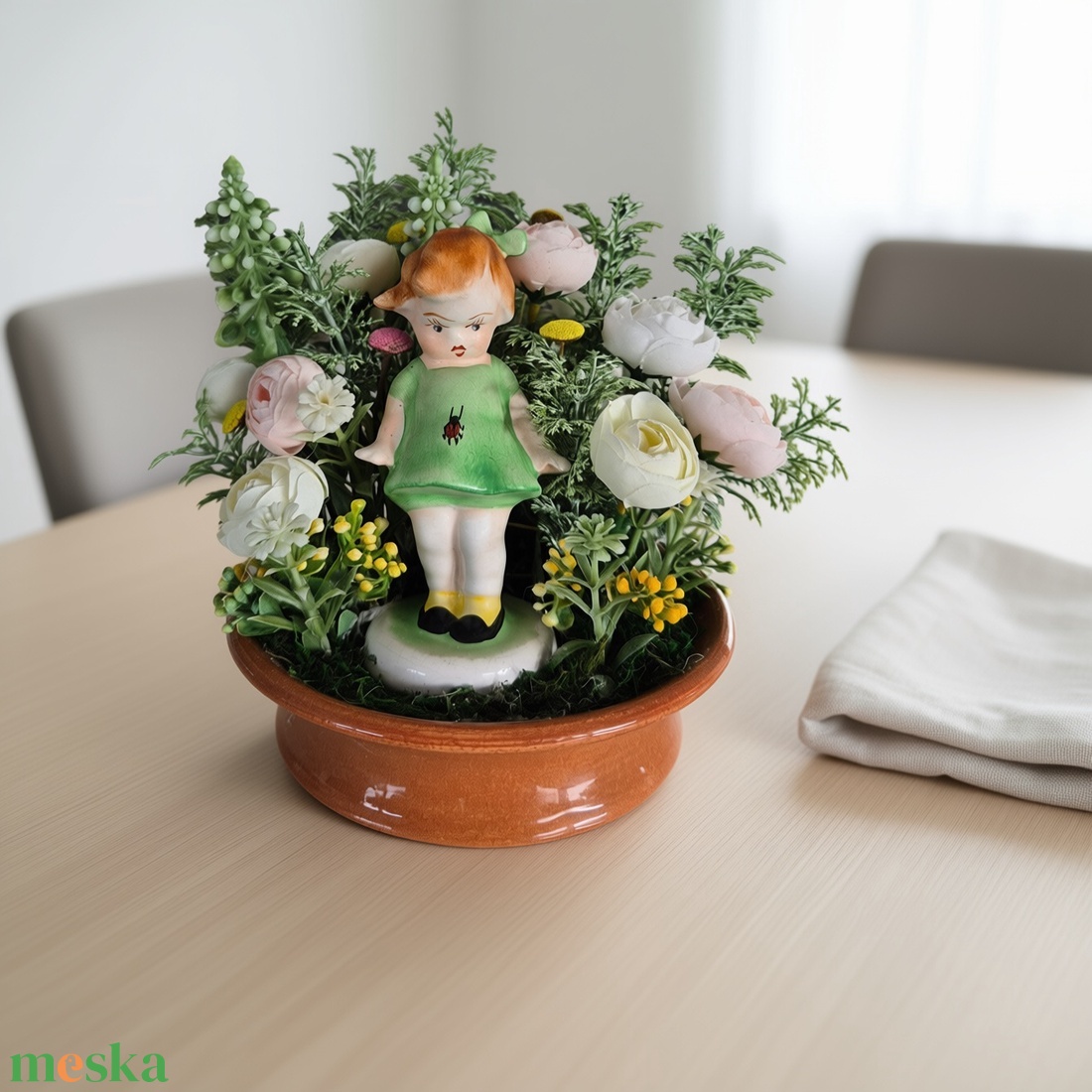 Virágos asztaldísz porcelán babával - otthon & életmód - dekoráció - asztal és polc dekoráció - asztaldísz - Meska.hu