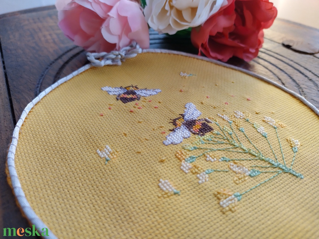 Méhecskés - művészet - textilkép - keresztszemes - Meska.hu
