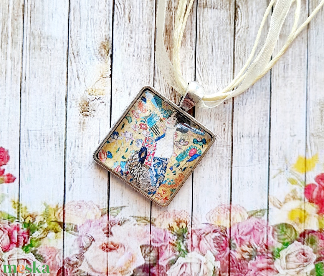 Klimt nő legyezővel üveglencsés nyaklánc - ékszer - nyaklánc - hosszú nyaklánc - Meska.hu