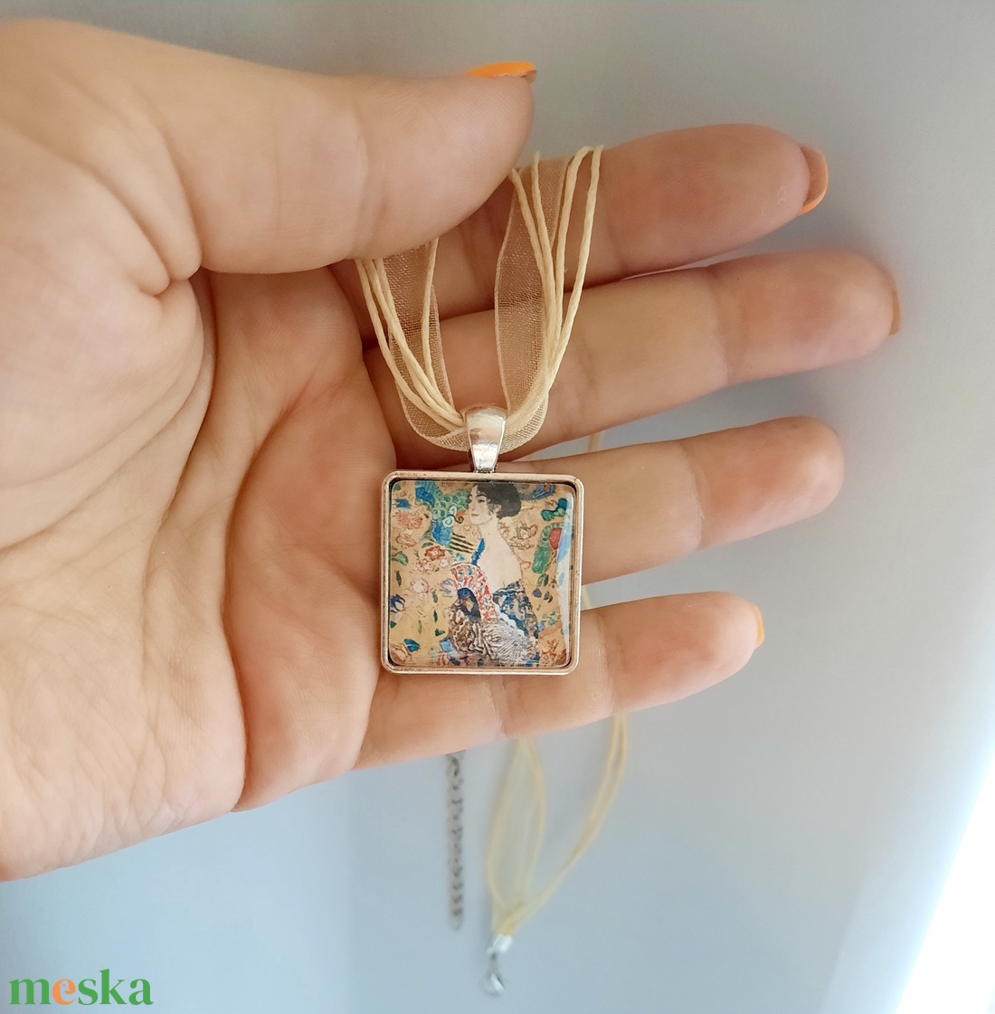 Klimt nő legyezővel üveglencsés nyaklánc - ékszer - nyaklánc - hosszú nyaklánc - Meska.hu