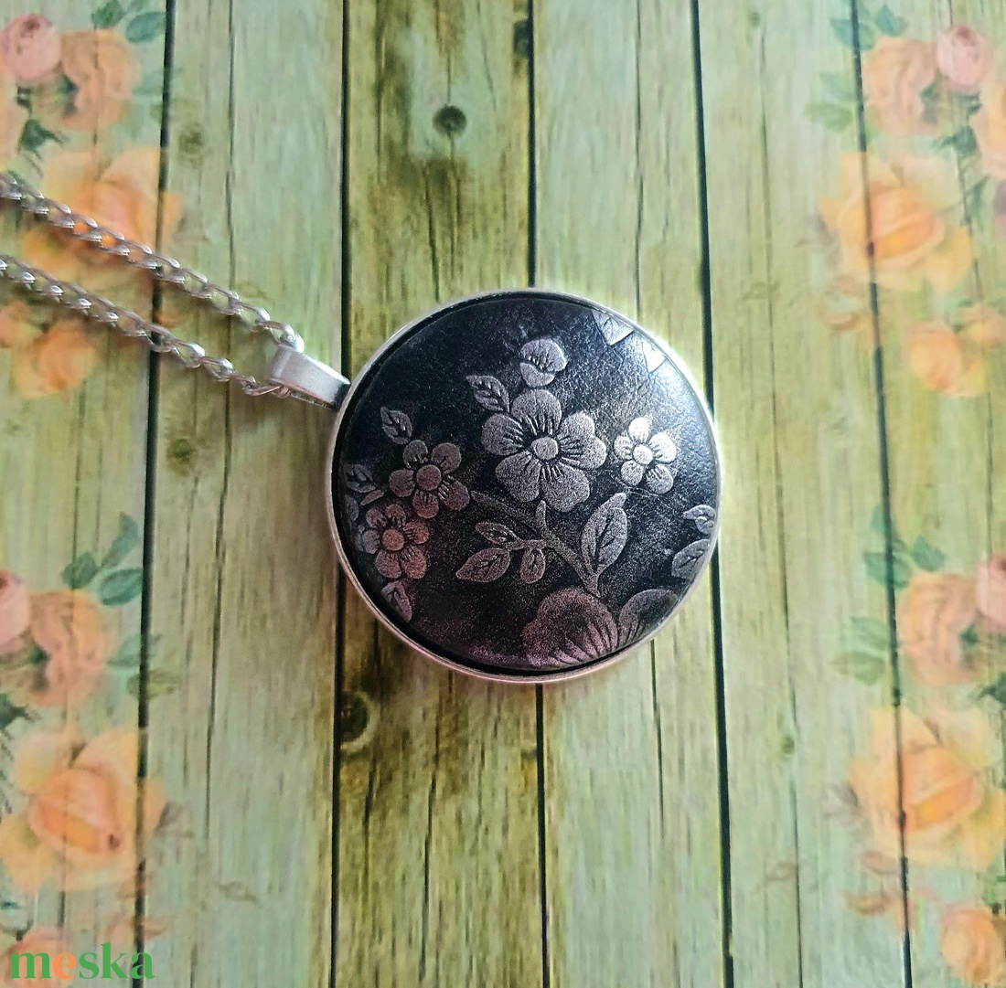 Fekete-ezüst bőrgomb nyaklánc - ékszer - nyaklánc - medálos nyaklánc - Meska.hu