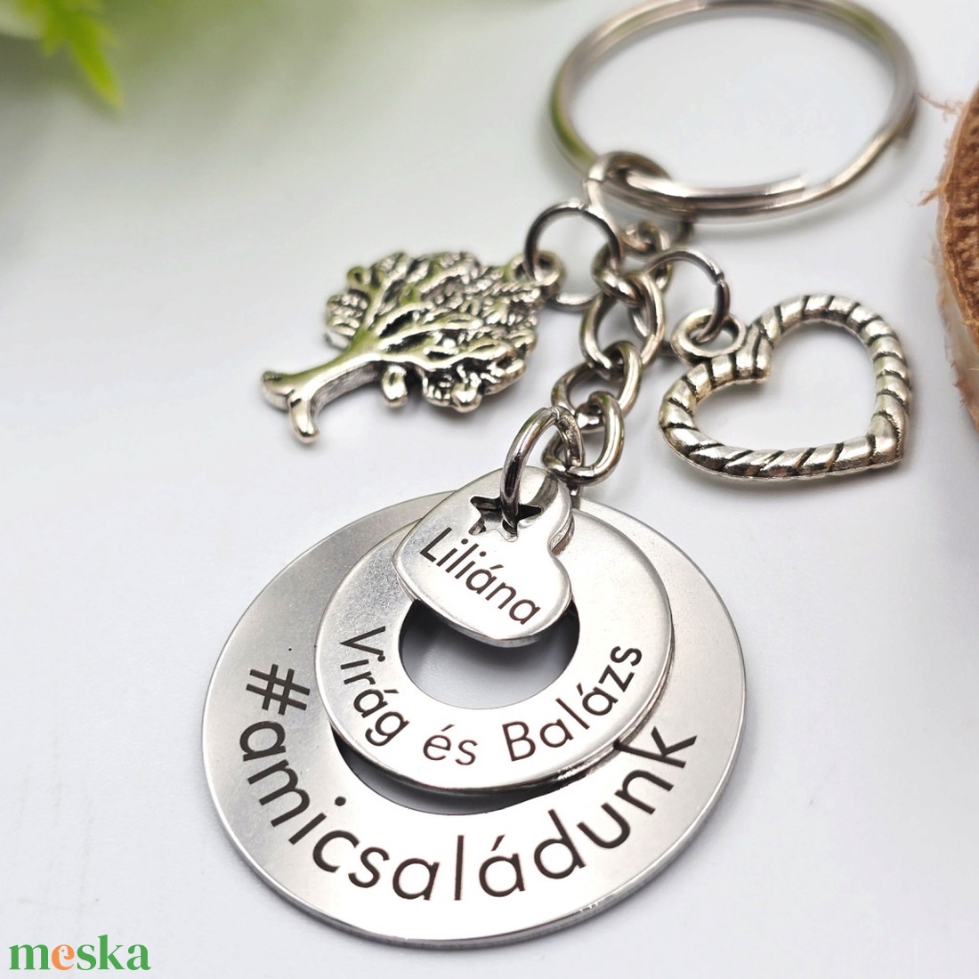 Gravírozott kulcstartó saját felirattal, charmokkal - táska & tok - kulcstartó & táskadísz - kulcstartó - Meska.hu