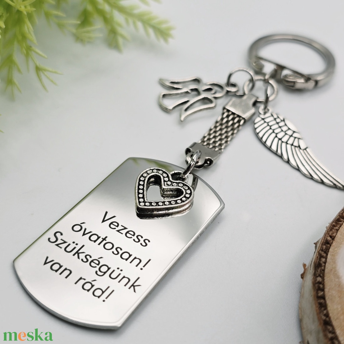 Gravírozott kulcstartó saját felirattal, charmokkal - táska & tok - kulcstartó & táskadísz - kulcstartó - Meska.hu