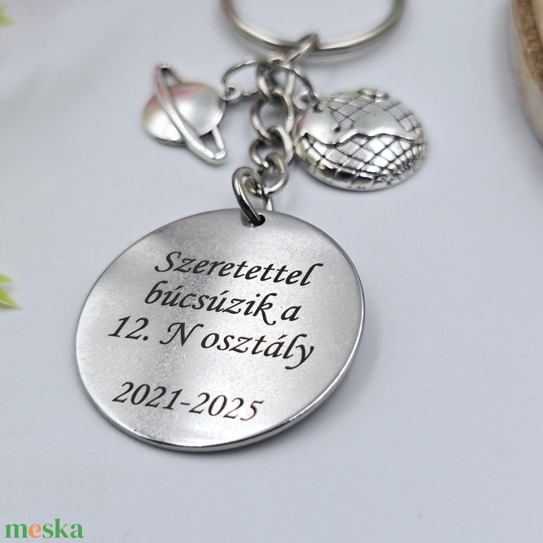 Ajándék földrajztanároknak ballagásra, pedagógusnapra, tanév végére - Gravírozott szöveges ballagási kulcstartó 1. - táska & tok - kulcstartó & táskadísz - kulcstartó - Meska.hu