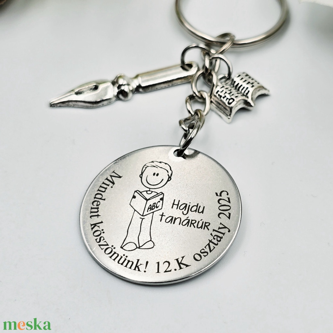 Ajándék magyartanárnak ballagásra, pedagógusnapra, tanév végére - Gravírozott grafikás ballagási kulcstartó 3_17. - táska & tok - kulcstartó & táskadísz - kulcstartó - Meska.hu