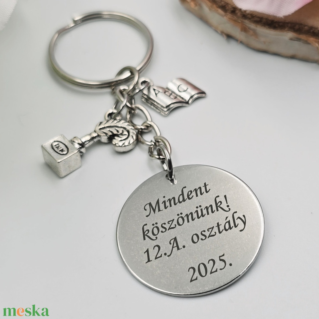 Ajándék magyartanároknak ballagásra, pedagógusnapra, tanév végére - Gravírozott szöveges ballagási kulcstartó 1. - táska & tok - kulcstartó & táskadísz - kulcstartó - Meska.hu