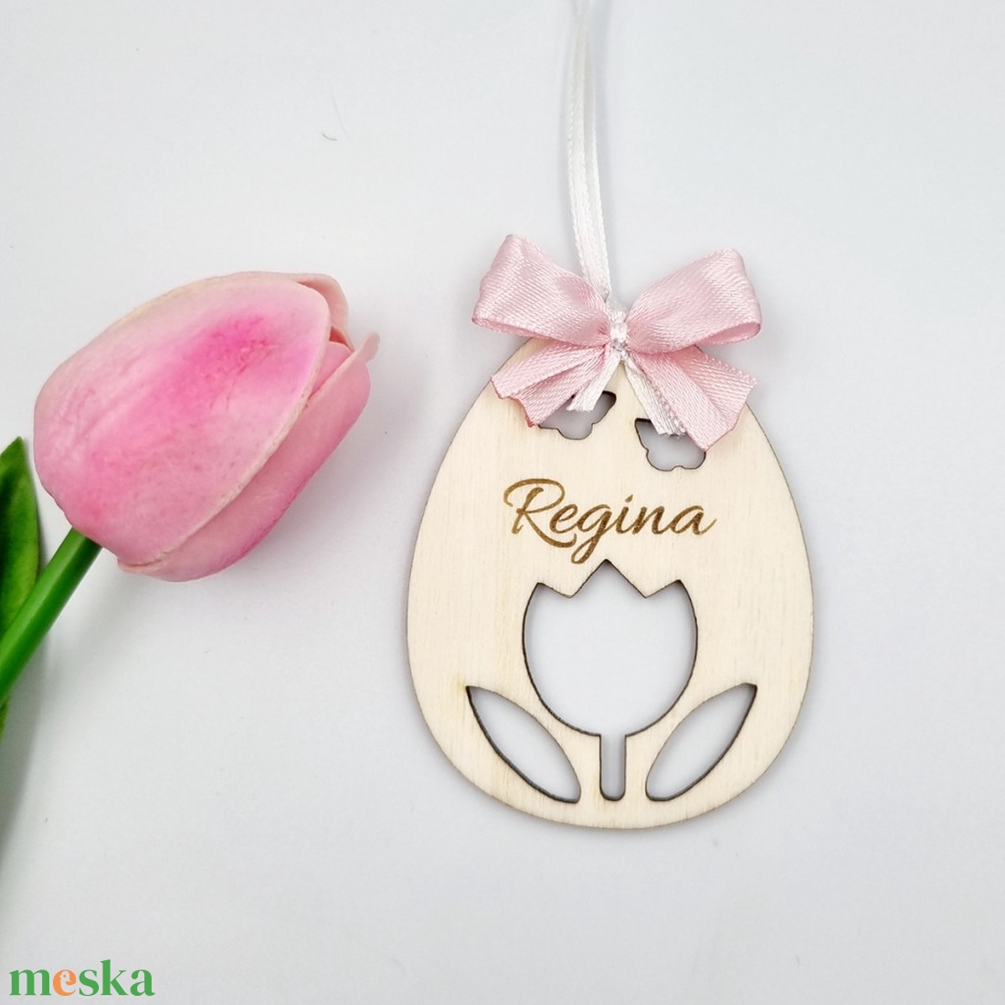 Gravírozott fa húsvéti tojás egyedi névvel. Húsvéti ajándék gyerekeknek. - ünnepi díszek, dekorációk - húsvéti díszek és dekorációk - húsvéti tojás, hímestojás - Meska.hu