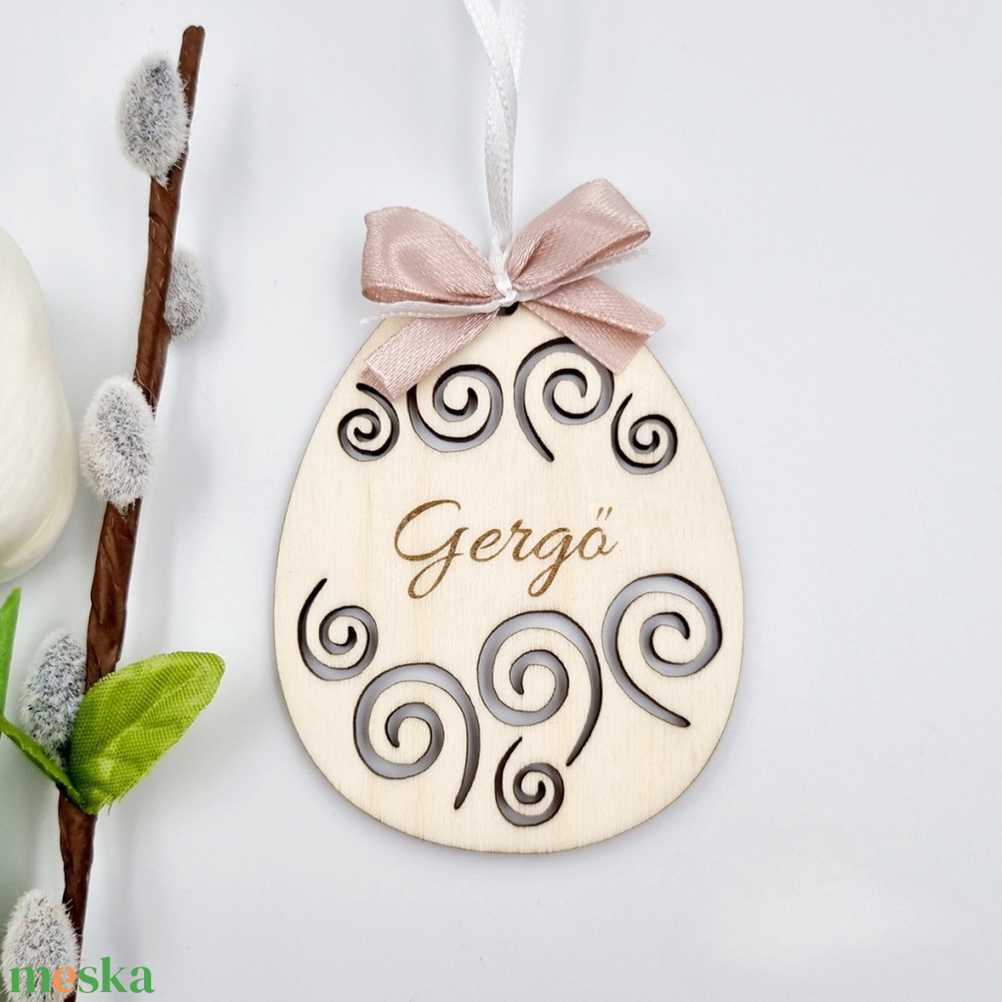 Gravírozott fa húsvéti tojás egyedi névvel. Húsvéti ajándék gyerekeknek. - ünnepi díszek, dekorációk - húsvéti díszek és dekorációk - húsvéti tojás, hímestojás - Meska.hu