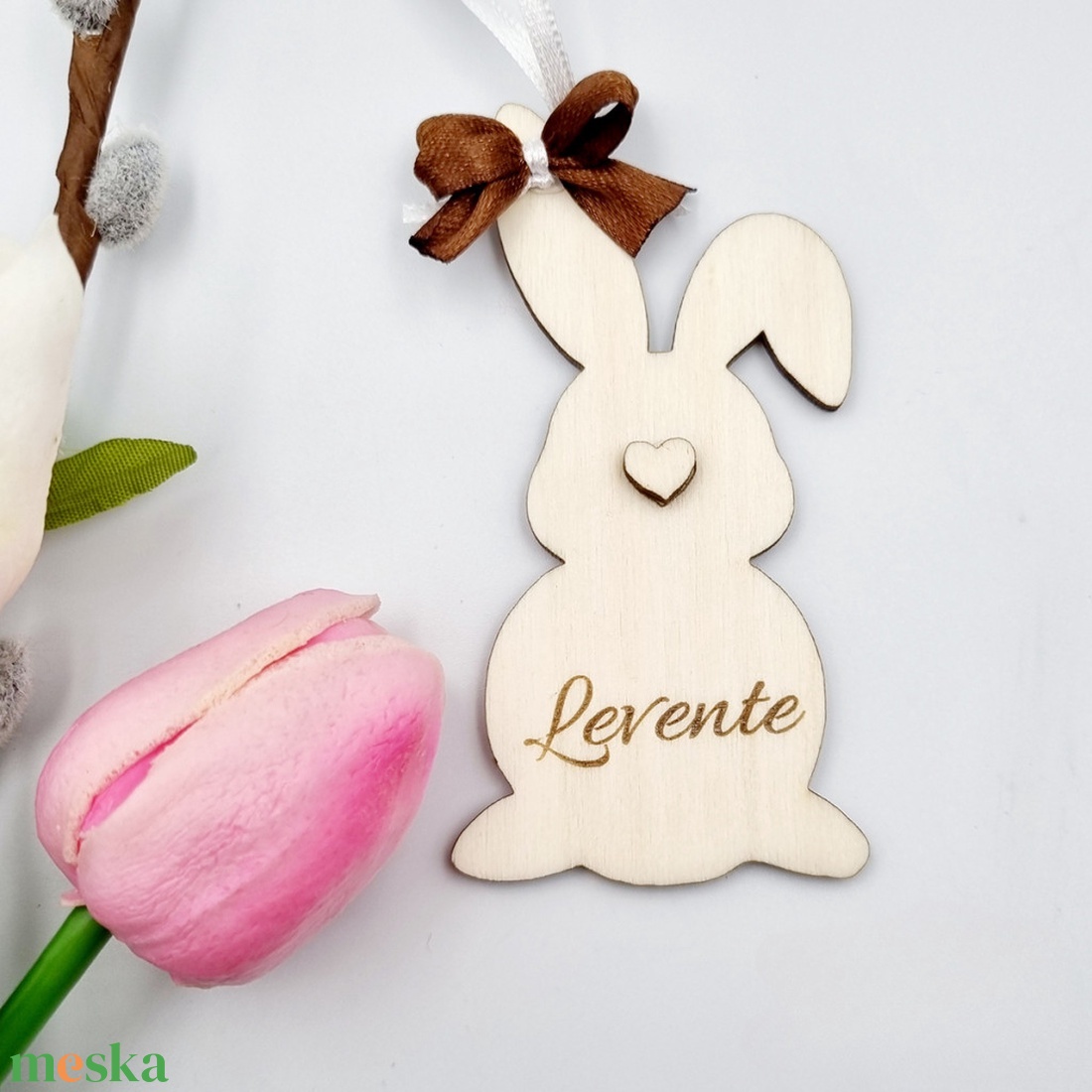 Gravírozott fa húsvéti nyuszi egyedi névvel. Húsvéti ajándék gyerekeknek. - ünnepi díszek, dekorációk - húsvéti díszek és dekorációk - húsvéti tojásfadíszek - Meska.hu