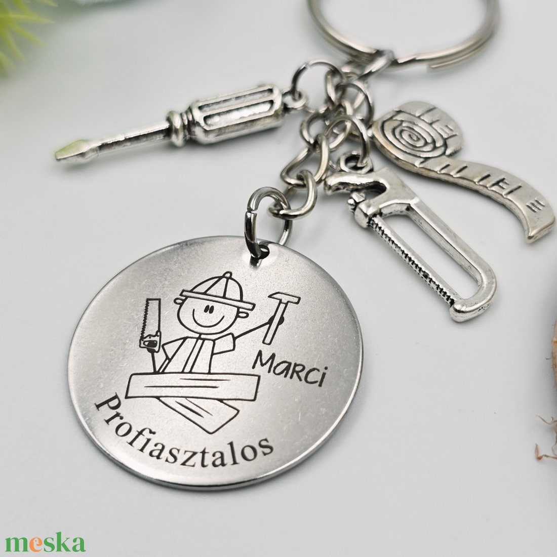 Asztalosnak ajándék - asztalos kulcstartó grafikával, egyedi névvel, felirattal - táska & tok - kulcstartó & táskadísz - kulcstartó - Meska.hu
