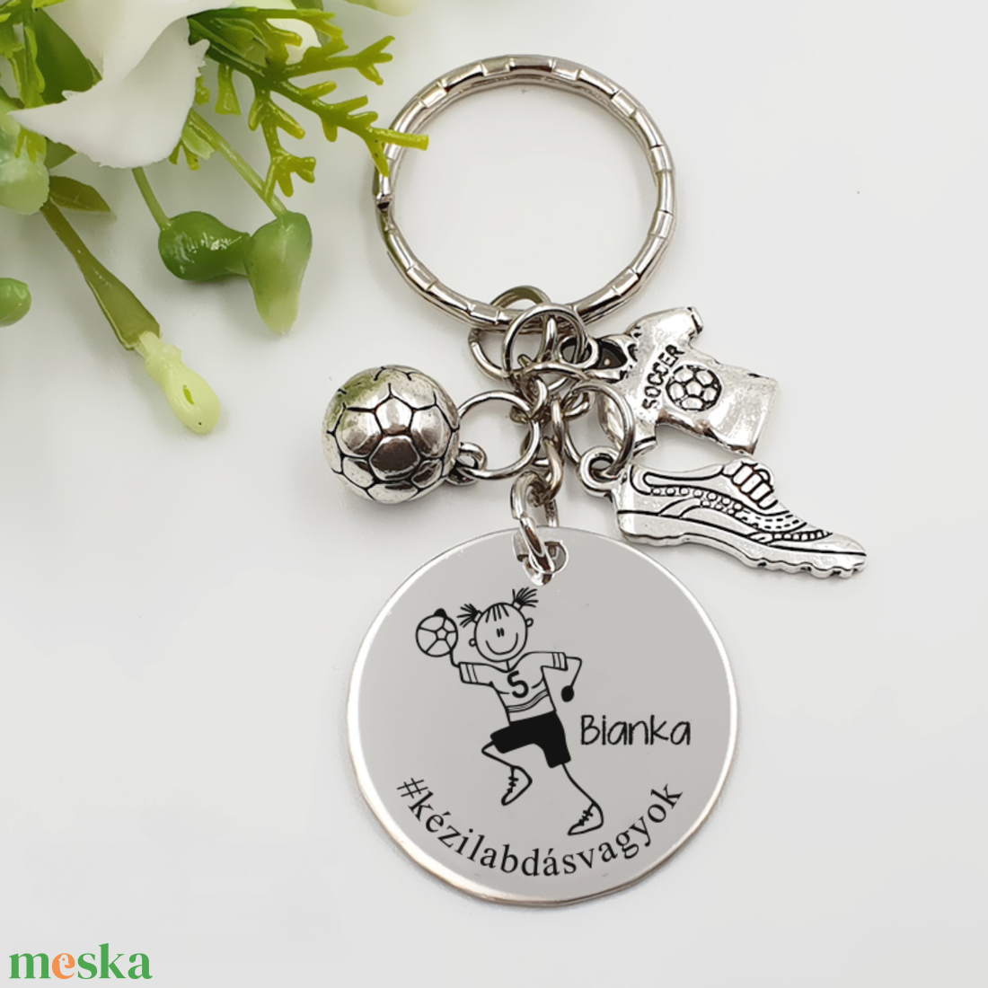 Kézilabdásnak ajándék - kézilabdázó női kulcstartó grafikával, egyedi névvel, felirattal - táska & tok - kulcstartó & táskadísz - kulcstartó - Meska.hu