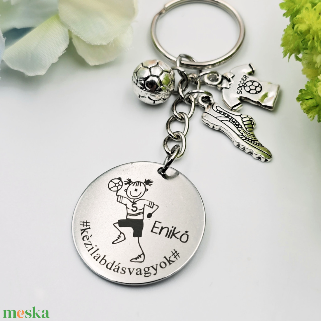 Kézilabdásnak ajándék - kézilabdázó női kulcstartó grafikával, egyedi névvel, felirattal - táska & tok - kulcstartó & táskadísz - kulcstartó - Meska.hu