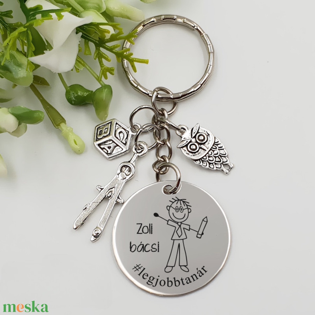 Tanárnak ajándék - tanár kulcstartó grafikával, egyedi névvel, felirattal - táska & tok - kulcstartó & táskadísz - kulcstartó - Meska.hu