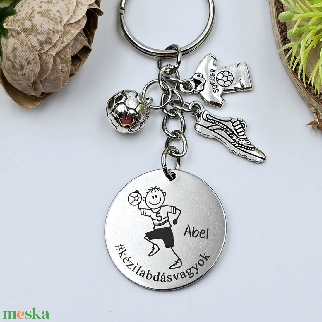 Kézilabdásnak ajándék - kézilabdázó kulcstartó grafikával, egyedi névvel, felirattal - táska & tok - kulcstartó & táskadísz - kulcstartó - Meska.hu