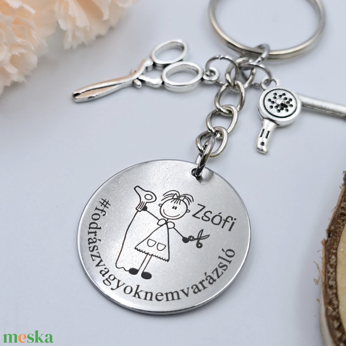 Fodrásznak ajándék - fodrásznő kulcstartó grafikával, egyedi névvel, felirattal - táska & tok - kulcstartó & táskadísz - kulcstartó - Meska.hu