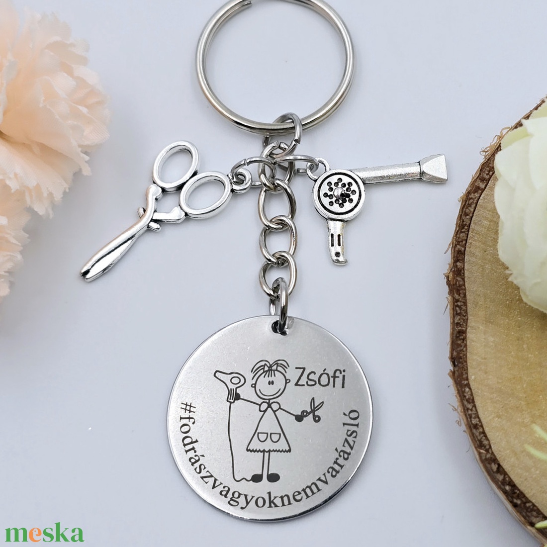 Fodrásznak ajándék - fodrásznő kulcstartó grafikával, egyedi névvel, felirattal - táska & tok - kulcstartó & táskadísz - kulcstartó - Meska.hu