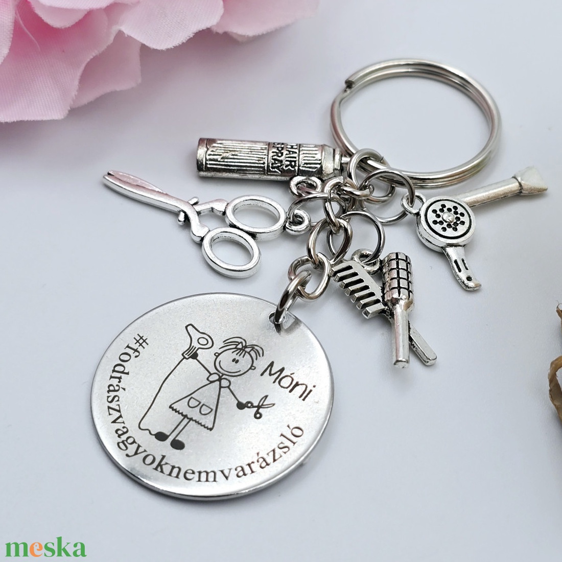 Fodrásznak ajándék - fodrásznő kulcstartó grafikával, egyedi névvel, felirattal - táska & tok - kulcstartó & táskadísz - kulcstartó - Meska.hu