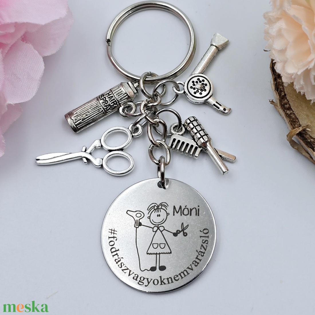 Fodrásznak ajándék - fodrásznő kulcstartó grafikával, egyedi névvel, felirattal - táska & tok - kulcstartó & táskadísz - kulcstartó - Meska.hu