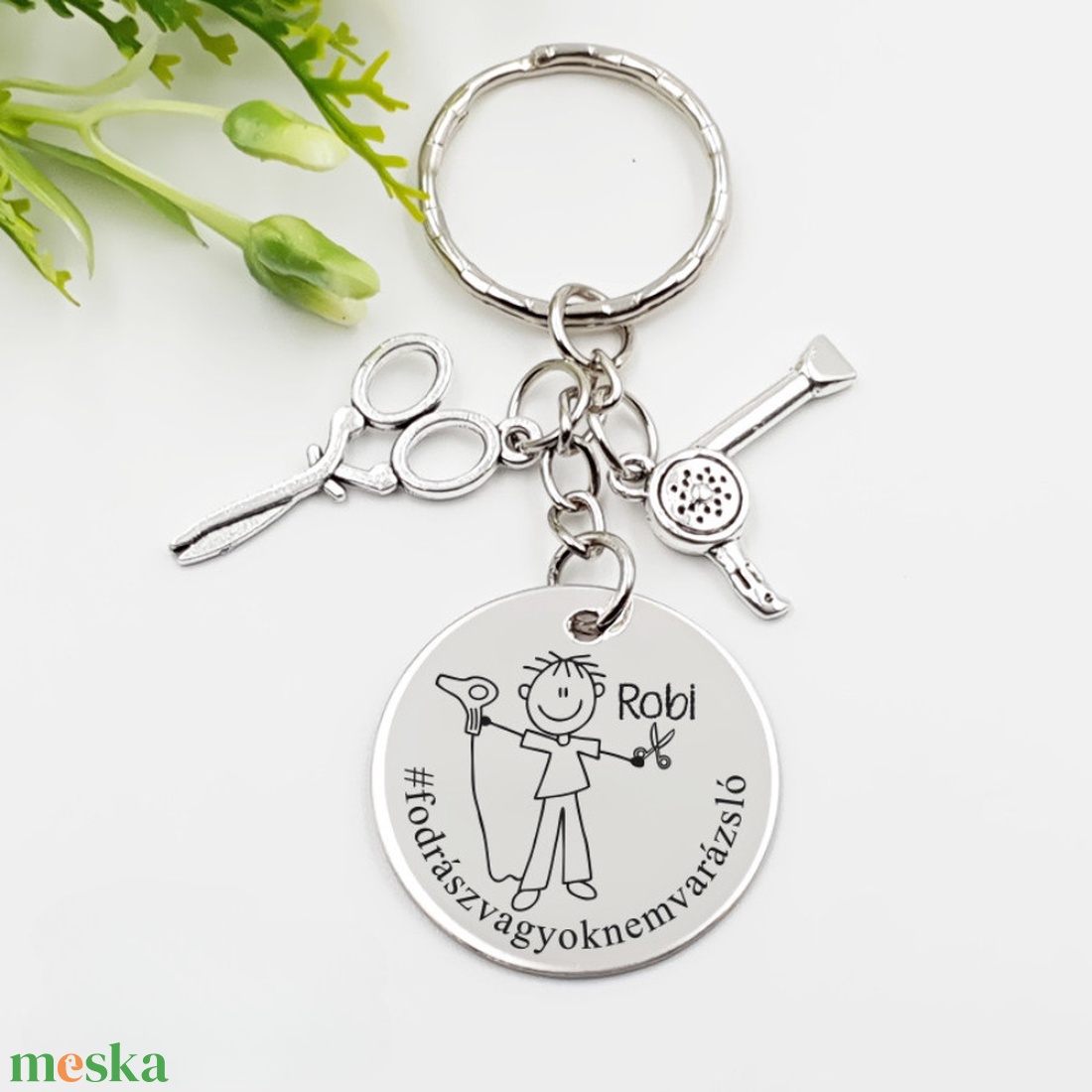 Fodrásznak ajándék - férfi fodrász kulcstartó grafikával, egyedi névvel, felirattal - táska & tok - kulcstartó & táskadísz - kulcstartó - Meska.hu