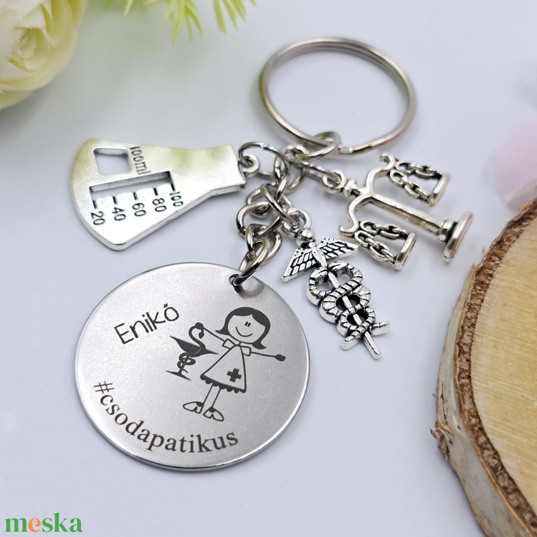 Patikusnőnek ajándék - gyógyszerész kulcstartó grafikával, egyedi névvel, felirattal - táska & tok - kulcstartó & táskadísz - kulcstartó - Meska.hu