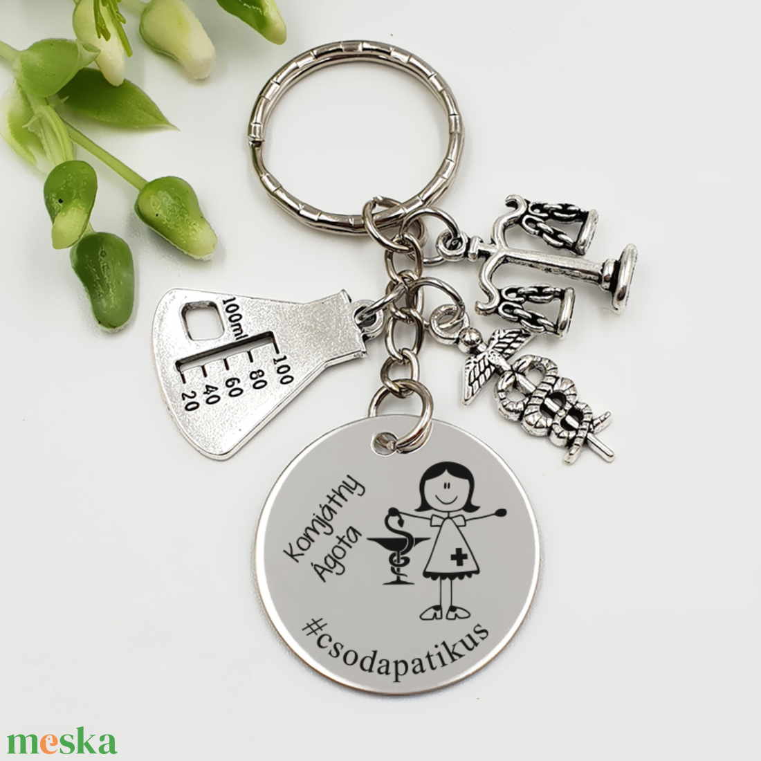 Patikusnőnek ajándék - gyógyszerész kulcstartó grafikával, egyedi névvel, felirattal - táska & tok - kulcstartó & táskadísz - kulcstartó - Meska.hu