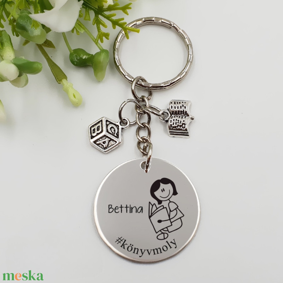 Könyvmolynak ajándék - könyvmoly kulcstartó grafikával, egyedi névvel, felirattal - táska & tok - kulcstartó & táskadísz - kulcstartó - Meska.hu