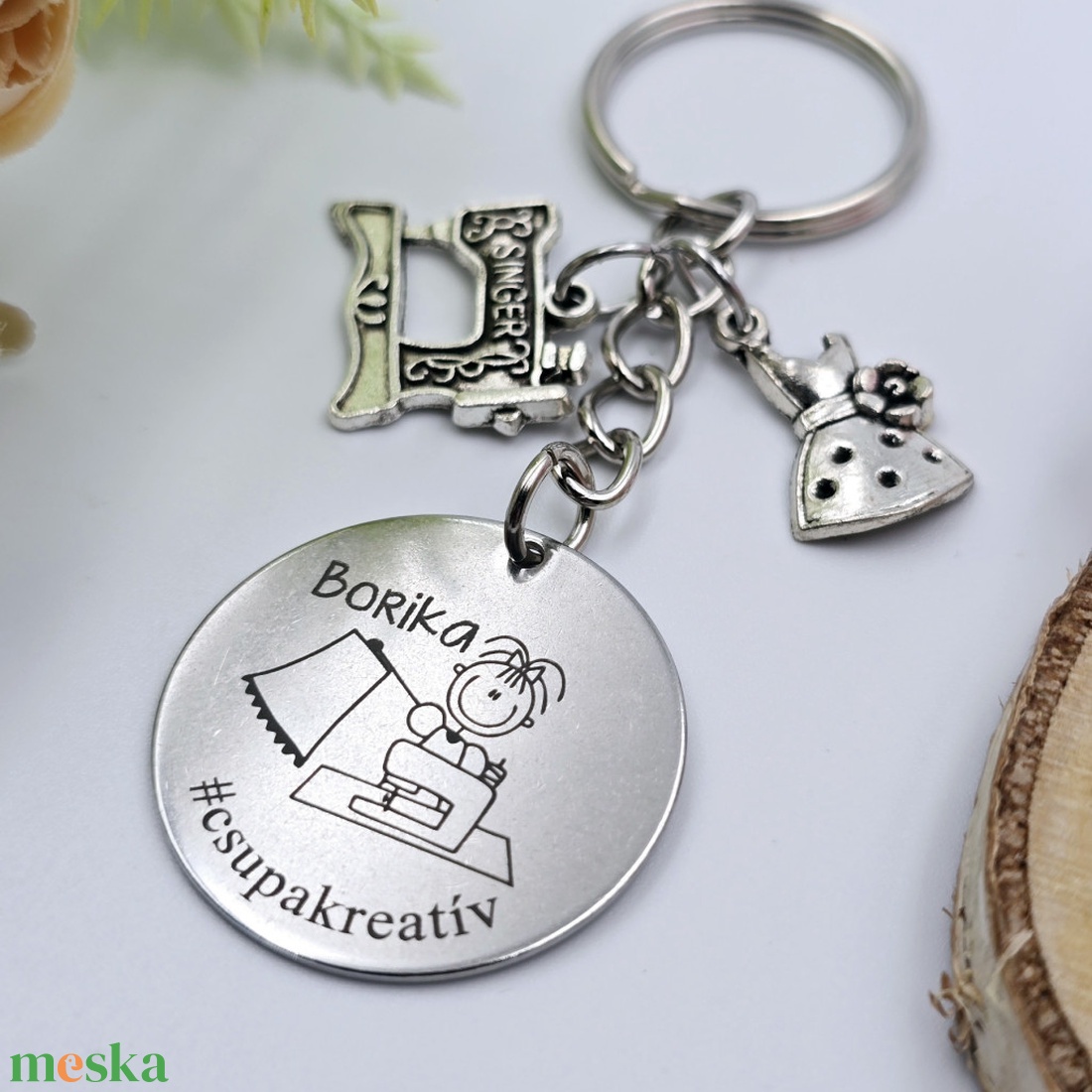 Varrónőnek ajándék - varrónő kulcstartó grafikával, egyedi névvel, felirattal - táska & tok - kulcstartó & táskadísz - kulcstartó - Meska.hu
