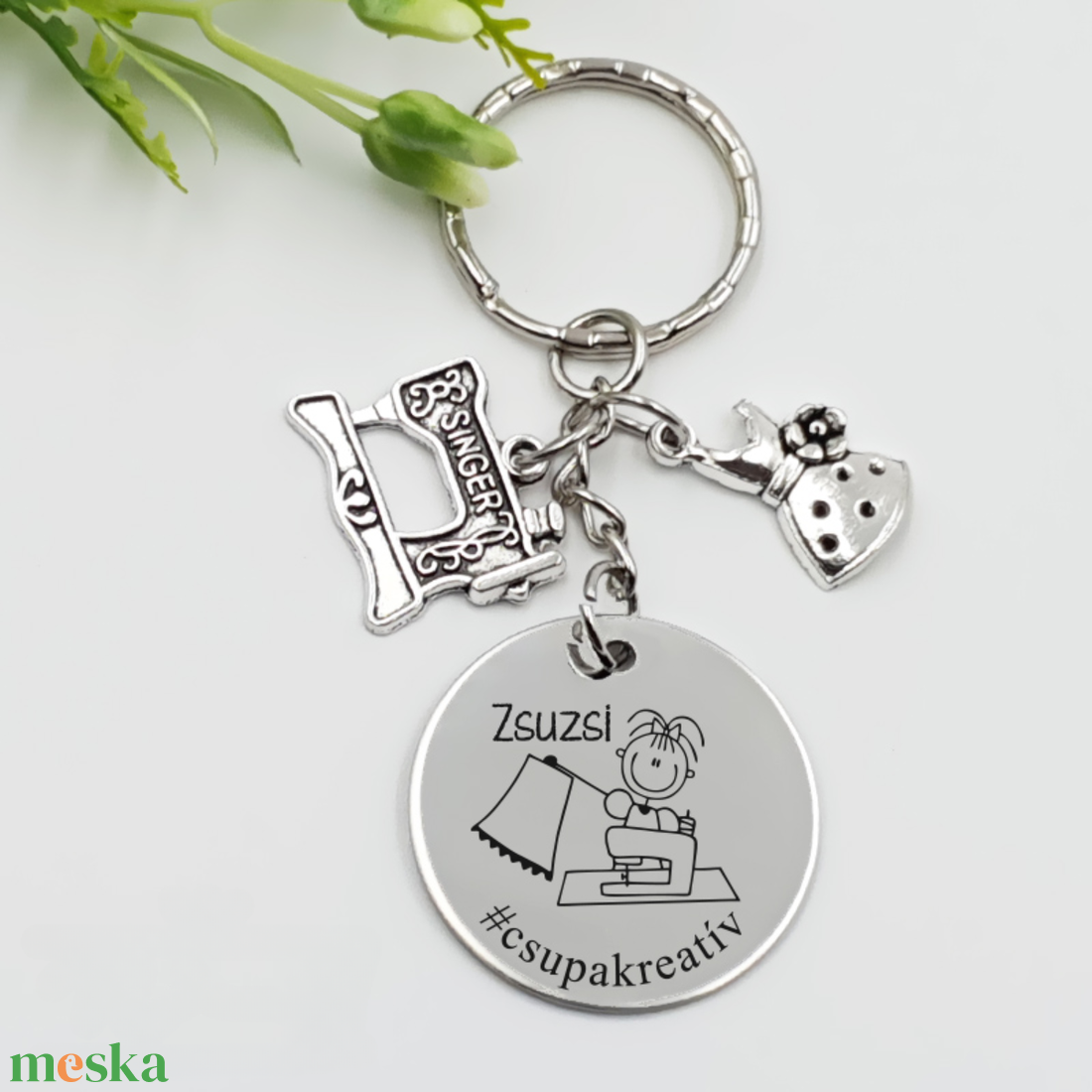 Varrónőnek ajándék - varrónő kulcstartó grafikával, egyedi névvel, felirattal - táska & tok - kulcstartó & táskadísz - kulcstartó - Meska.hu