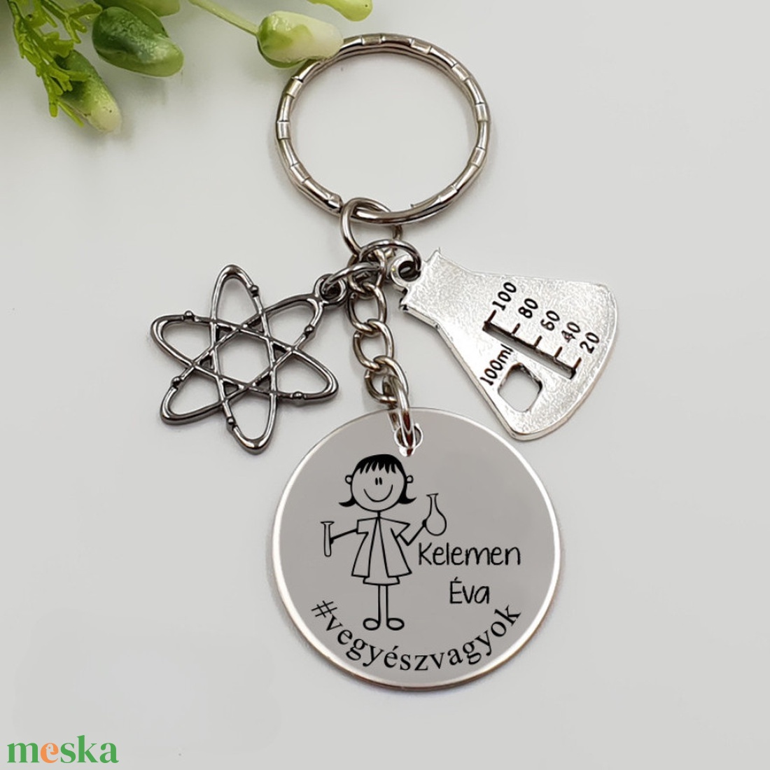 Vegyésznőnek ajándék - vegyésznő kulcstartó grafikával, egyedi névvel, felirattal - táska & tok - kulcstartó & táskadísz - kulcstartó - Meska.hu
